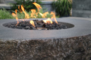 Detail der Gasflamme und rötlichen Lavasteine im Elementi Boulder Feuertisch