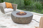 Elementi Boulder Gas-Feuertisch mit brennender Flamme in einer hellen Outdoor-Lounge