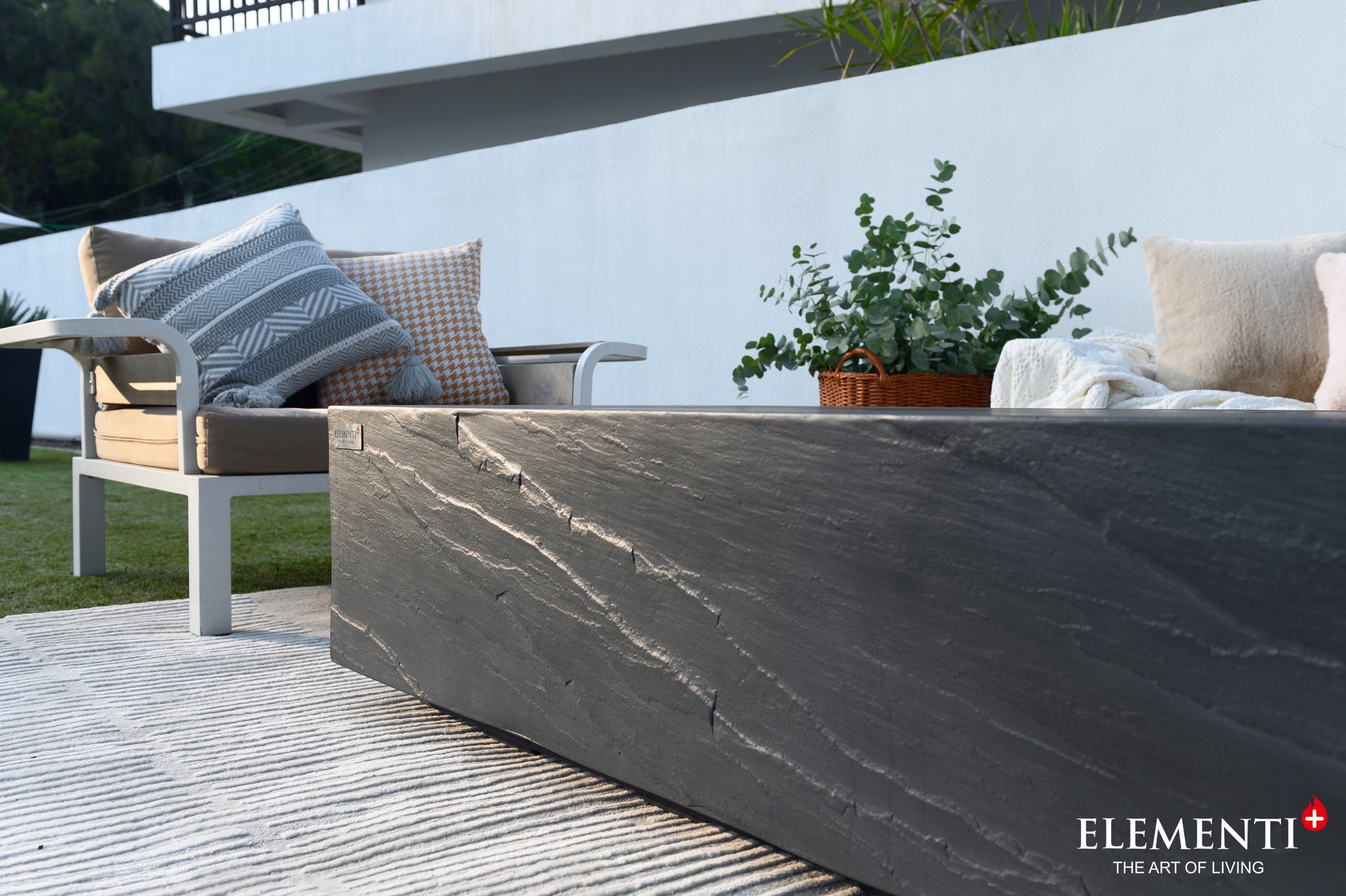 Elementi Cape Town Slate Black – material/lifestyle detail