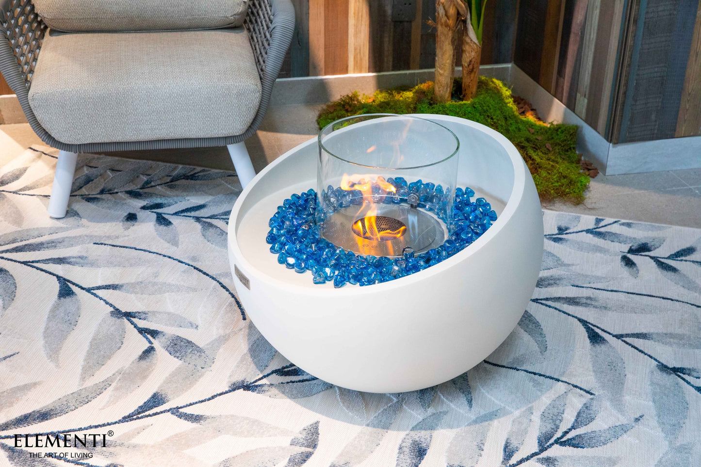 Elementi Firenze bio-ethanol vuurschaal Cream White met blauwe glasdecoratie en vlam
