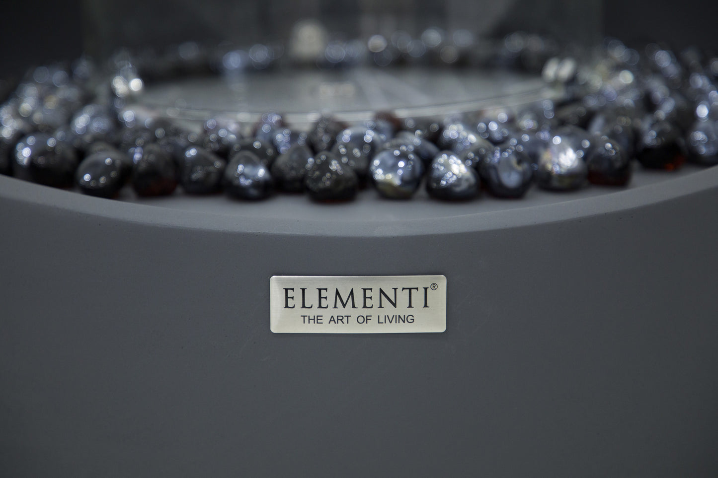 Detail van de Elementi merkplaat op de Firenze Slate Black