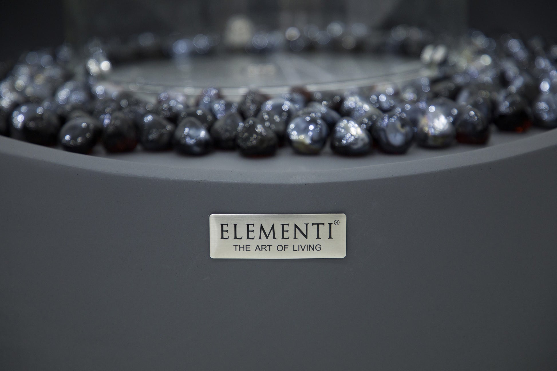 Detail van de Elementi merkplaat op de Firenze Slate Black