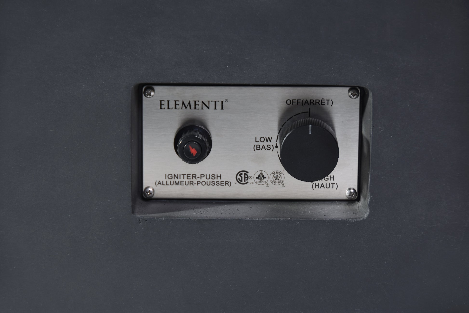 Bedieningspaneel van de Elementi Granville Dark Grey vuurtafel op gas