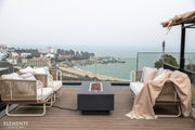 Elementi Granville Dark Grey vuurtafel in een moderne lounge op een terras