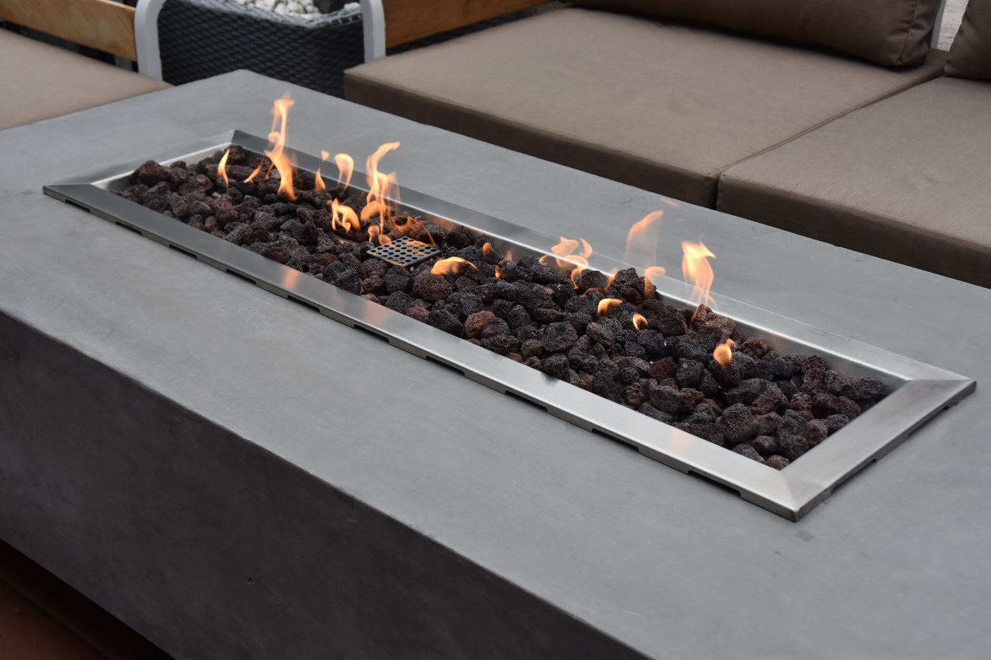 Lineaire gasbrander met roodachtige lavastenen van de Elementi Granville Light Grey