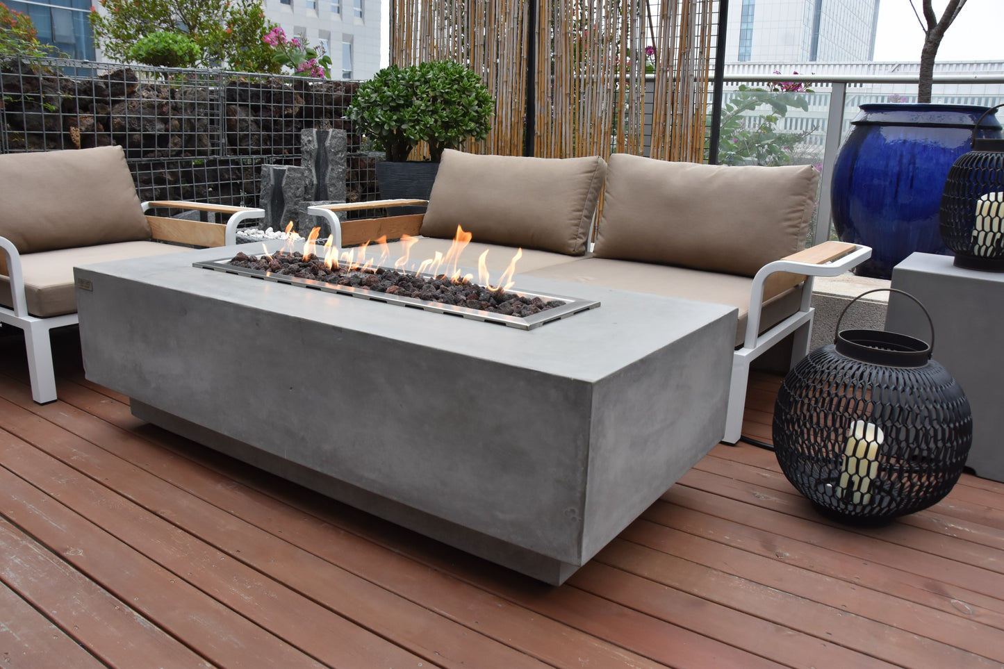 Elementi Granville Light Grey vuurtafel op gas naast een buitenbank