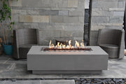 Elementi Granville Light Grey vuurtafel met vlam op een modern terras