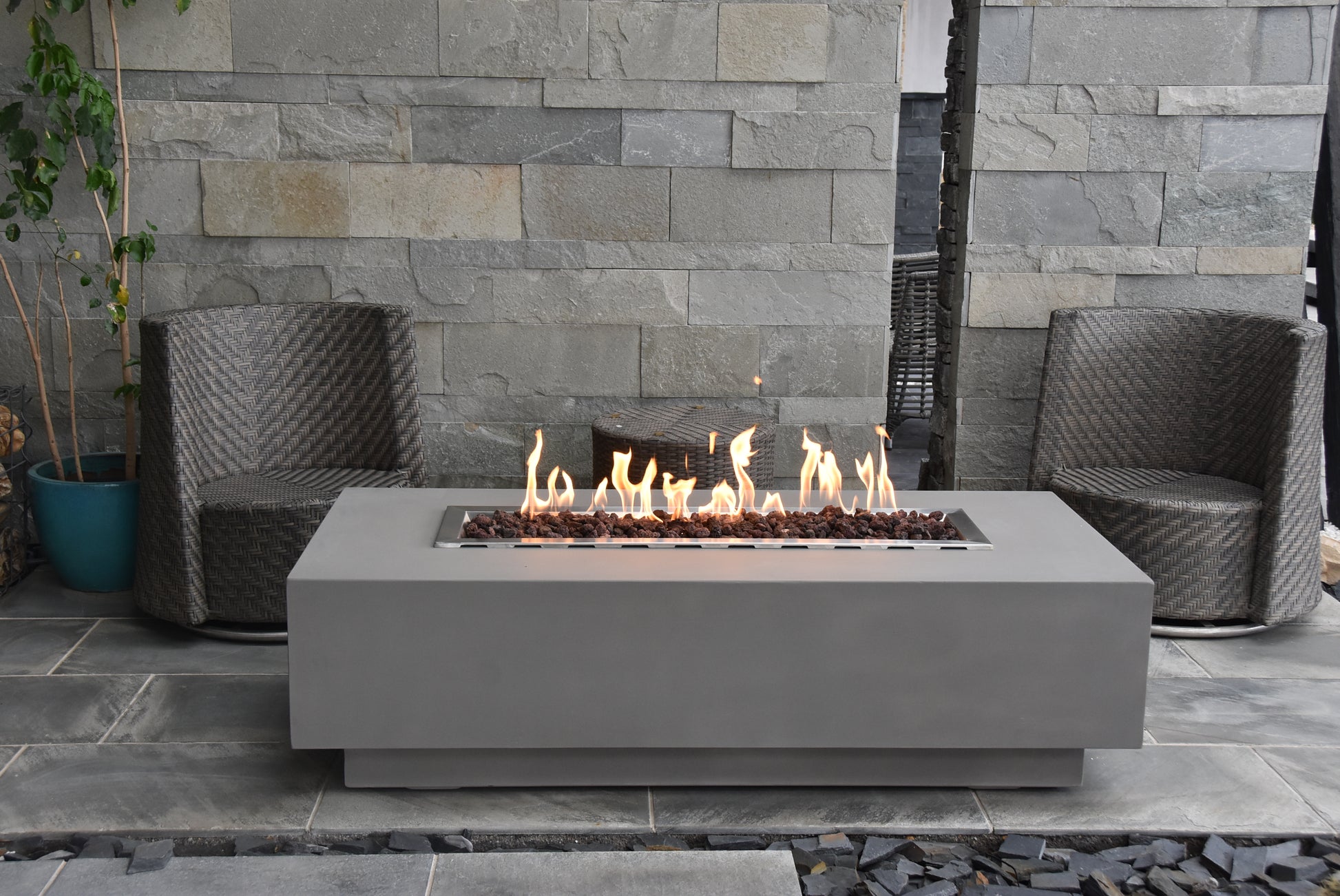 Elementi Granville Light Grey vuurtafel met vlam op een modern terras