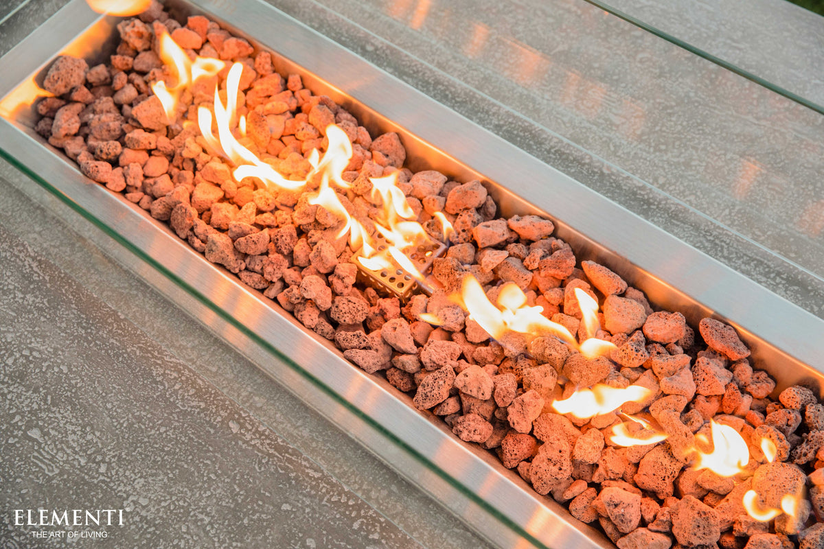 Lineare Gasflamme und rötliche Lavasteine des Elementi Hampton Light Grey