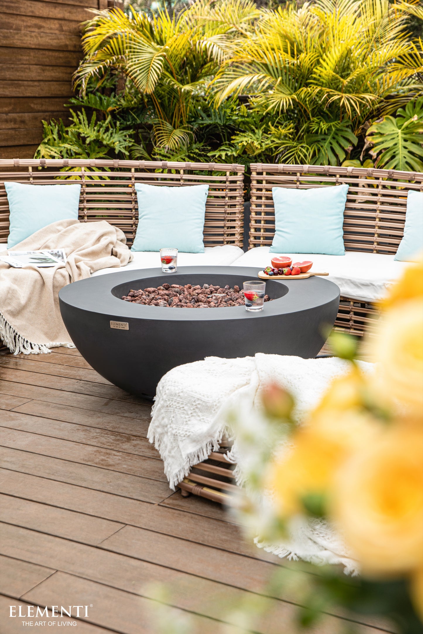 Lunar Bowl Dark Grey vuurtafel van Elementi in een luxe buitenlounge