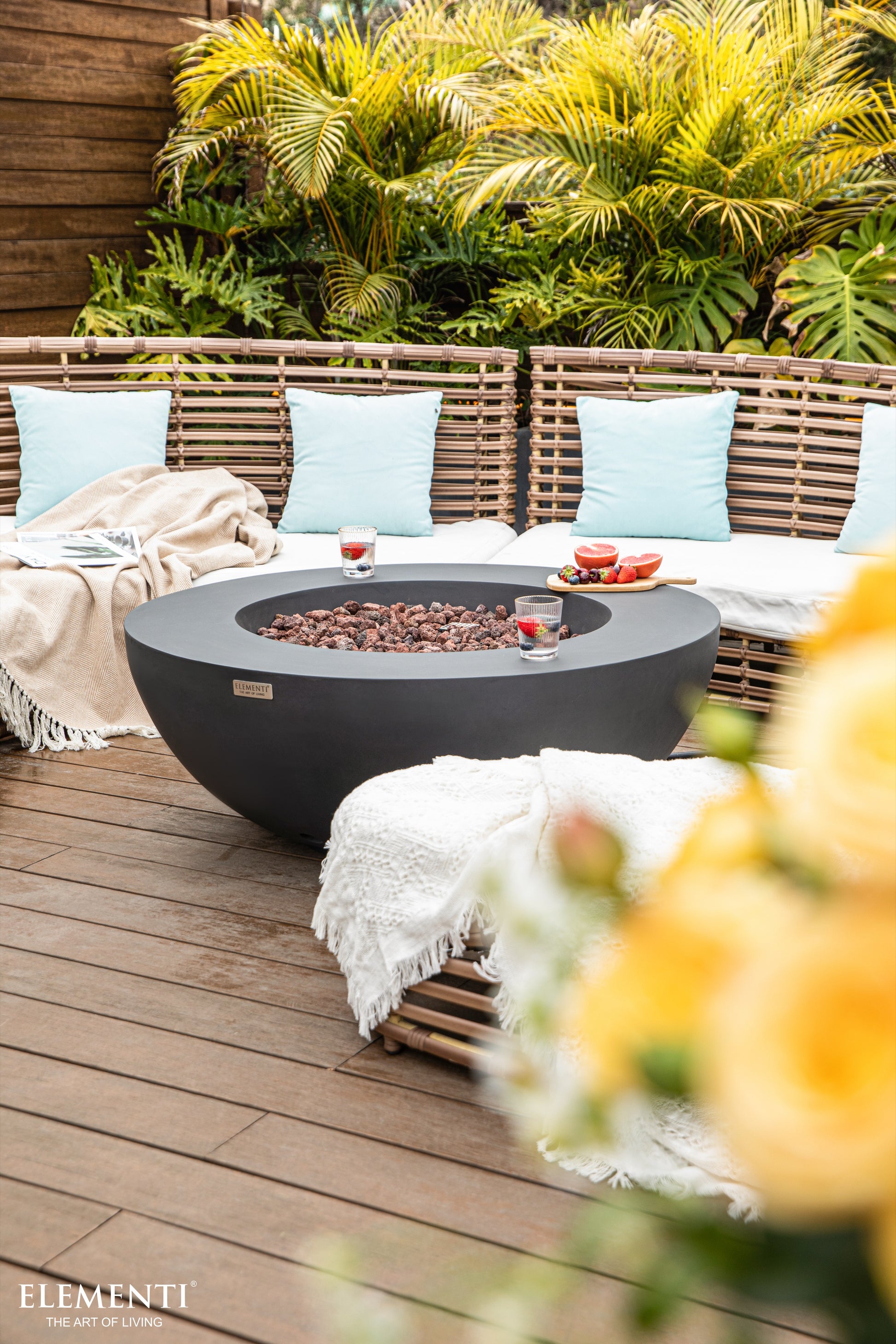 Lunar Bowl Dark Grey vuurtafel van Elementi in een luxe buitenlounge