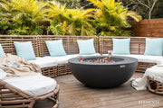 Elementi Lunar Bowl Dark Grey vuurtafel op gas met vlam op een modern terras