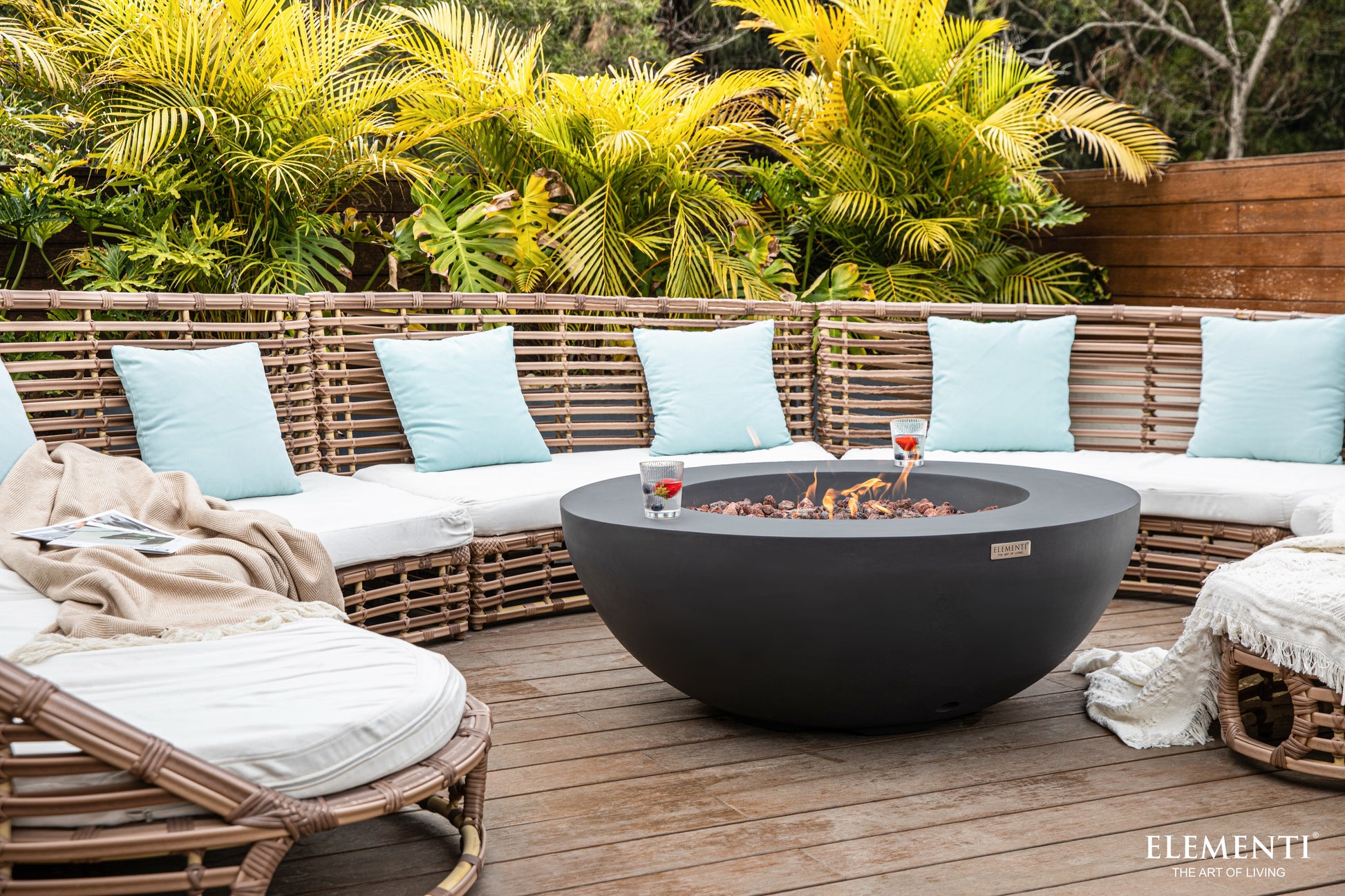 Elementi Lunar Bowl Dark Grey vuurtafel op gas met vlam op een modern terras