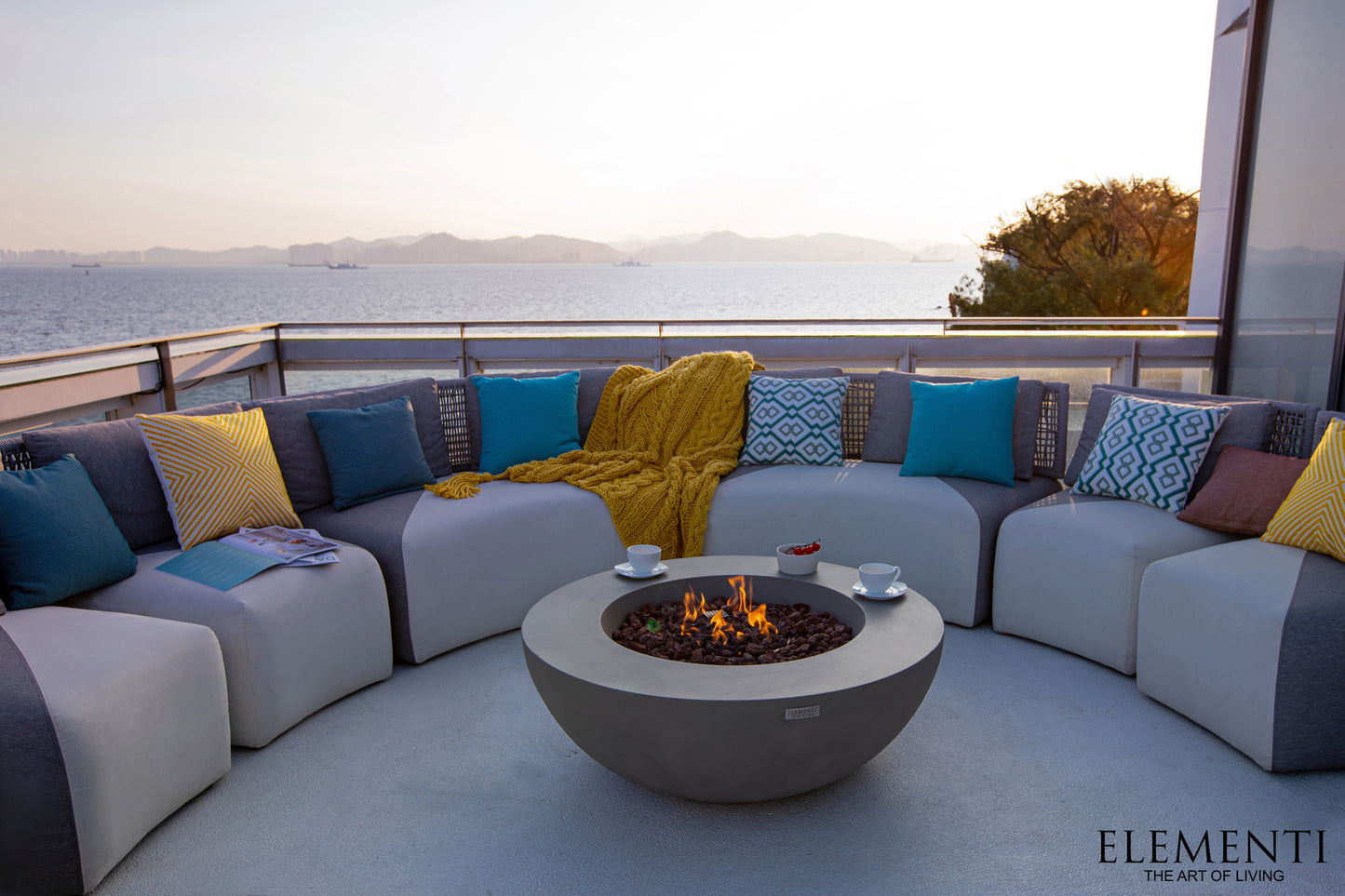 Elementi Lunar Bowl Light Grey vuurtafel op gas op een luxe terras aan zee