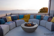 Elementi Lunar Bowl Light Grey vuurtafel op gas op een luxe terras aan zee