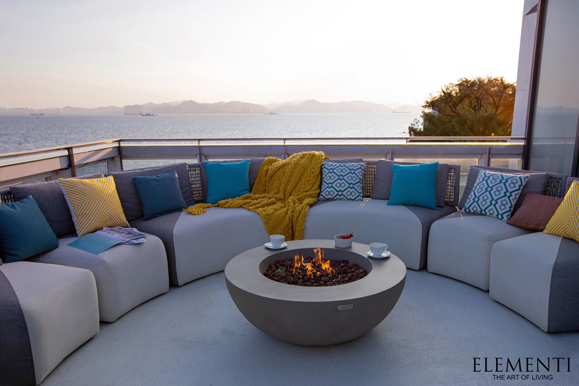 Elementi Lunar Bowl Light Grey vuurtafel op gas op een luxe terras aan zee