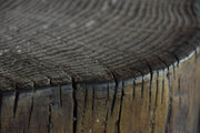 Detail van de houtstructuur op de bovenrand van de Elementi Manchester