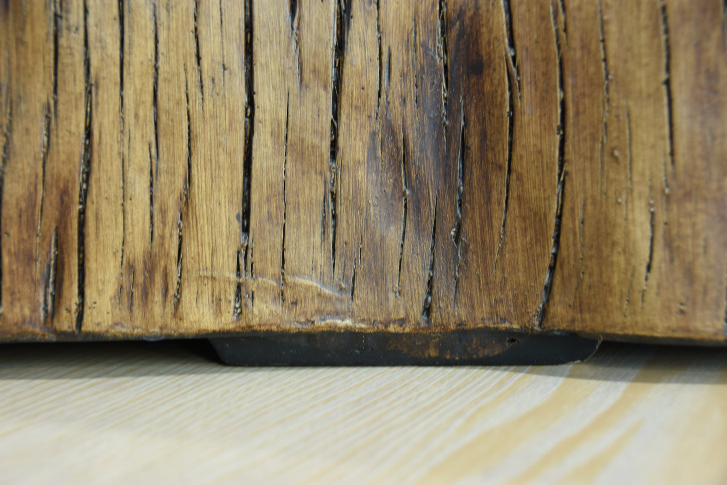 Detail van de bruine boomstamlook van de Elementi Manchester vuurtafel