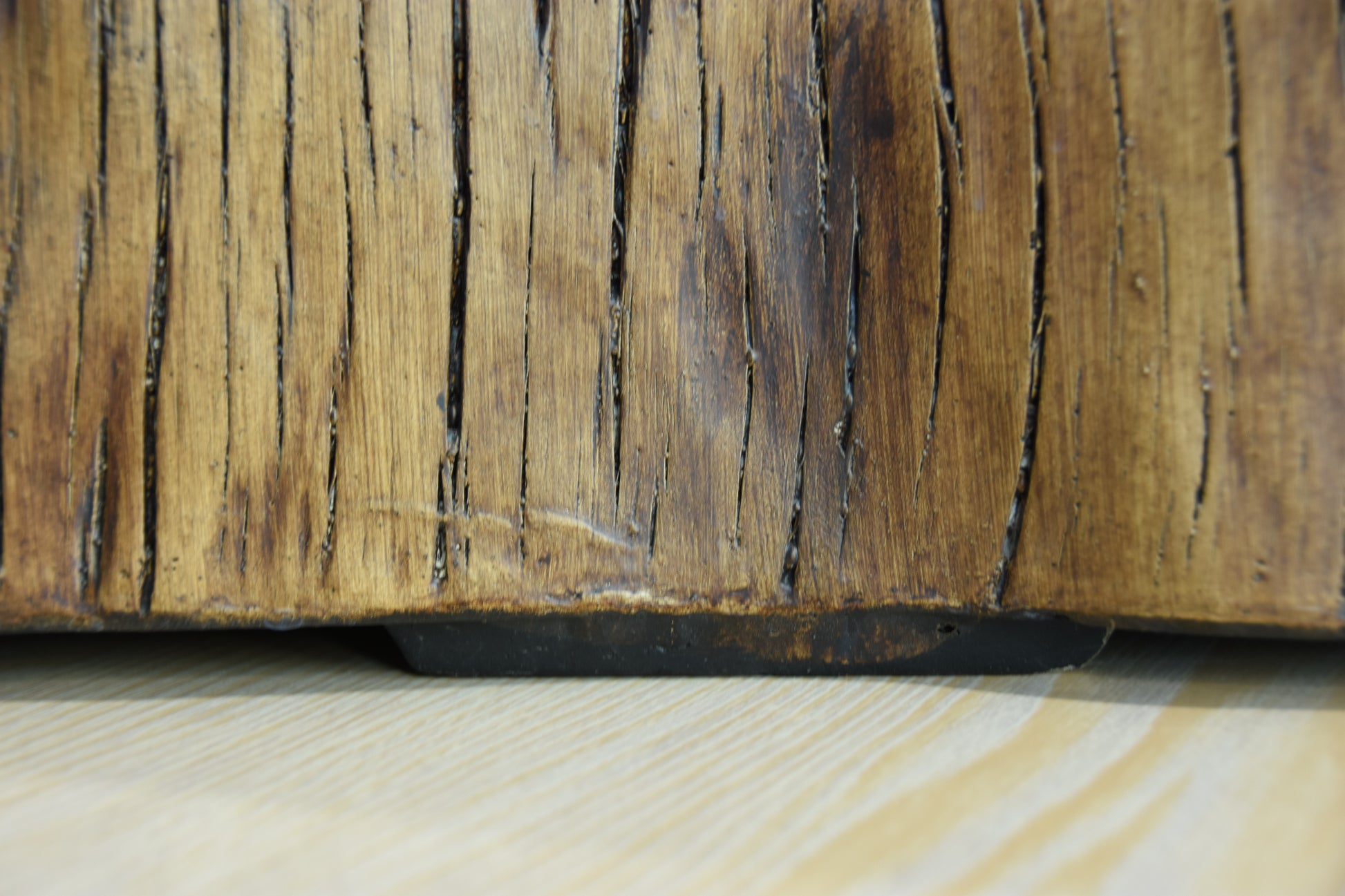 Detail van de bruine boomstamlook van de Elementi Manchester vuurtafel