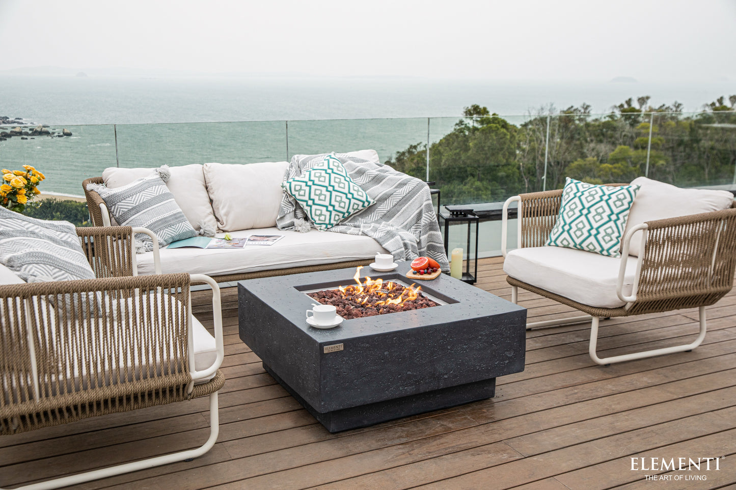 Elementi Manhattan Dark Grey vuurtafel op een modern terras met loungeset