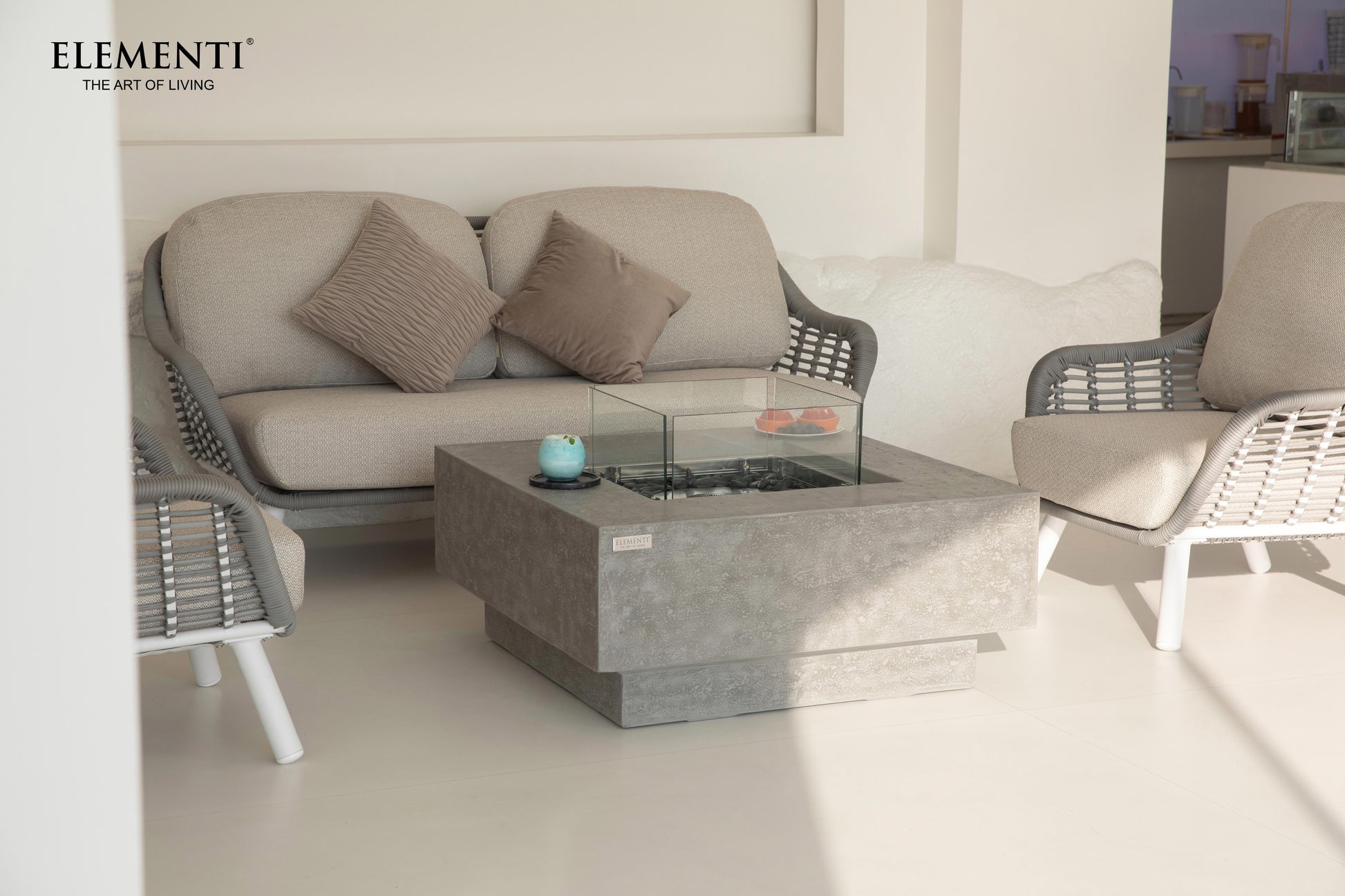 Elementi Manhattan bio-ethanol vuurtafel in Space Grey in een moderne lounge