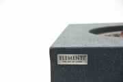 Elementi-Markendetail am dunkelgrauen Metropolis Feuertisch