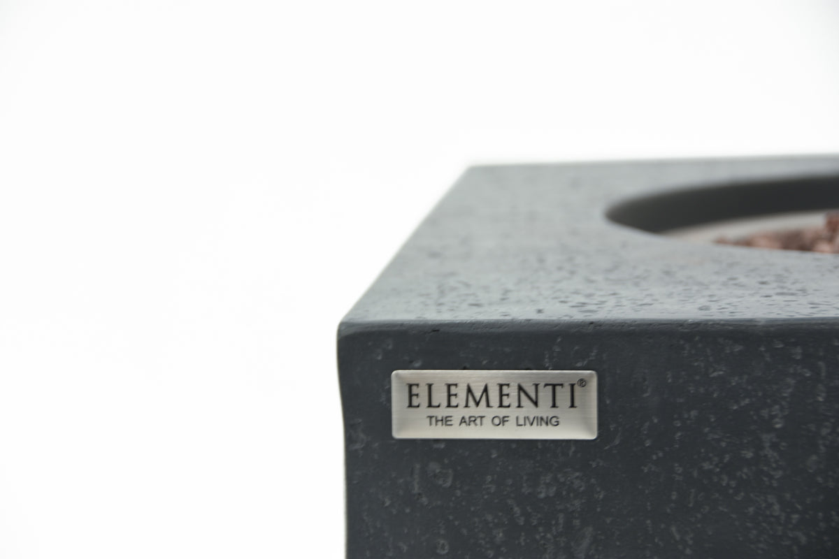 Elementi-Markendetail am dunkelgrauen Metropolis Feuertisch