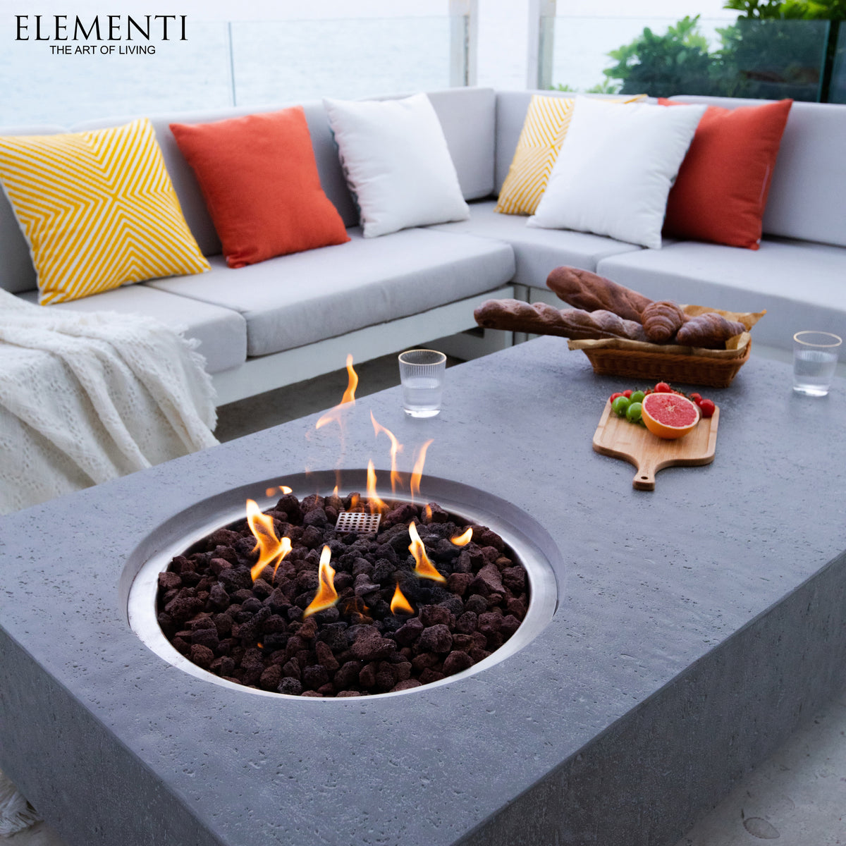 Elementi Metropolis Light Grey Feuertisch mit rundem Gasbrenner und Lavasteinen