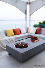 Elementi Metropolis Light Grey Gas-Feuertisch in einer hellen Lounge-Ecke