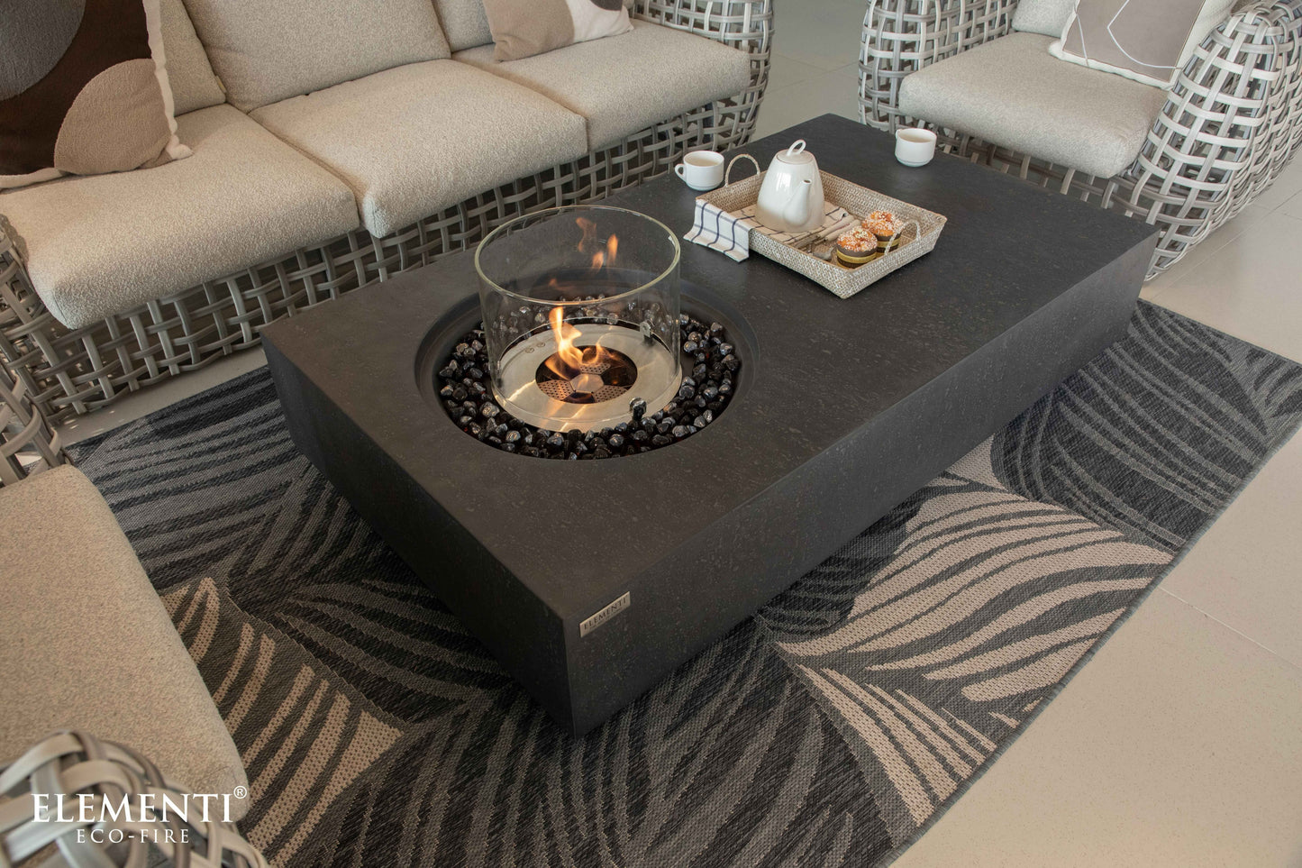 Elementi Metropolis Slate Black bio-ethanol vuurtafel in een loungeopstelling