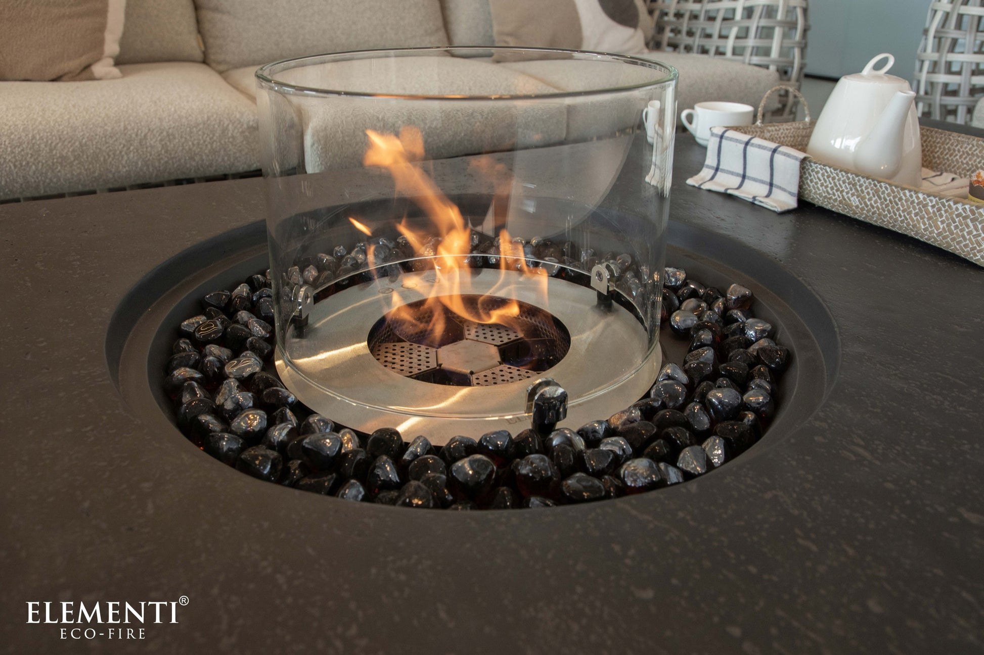 Detail van de ethanolvlam en het decoratieve glas van de Metropolis Slate Black