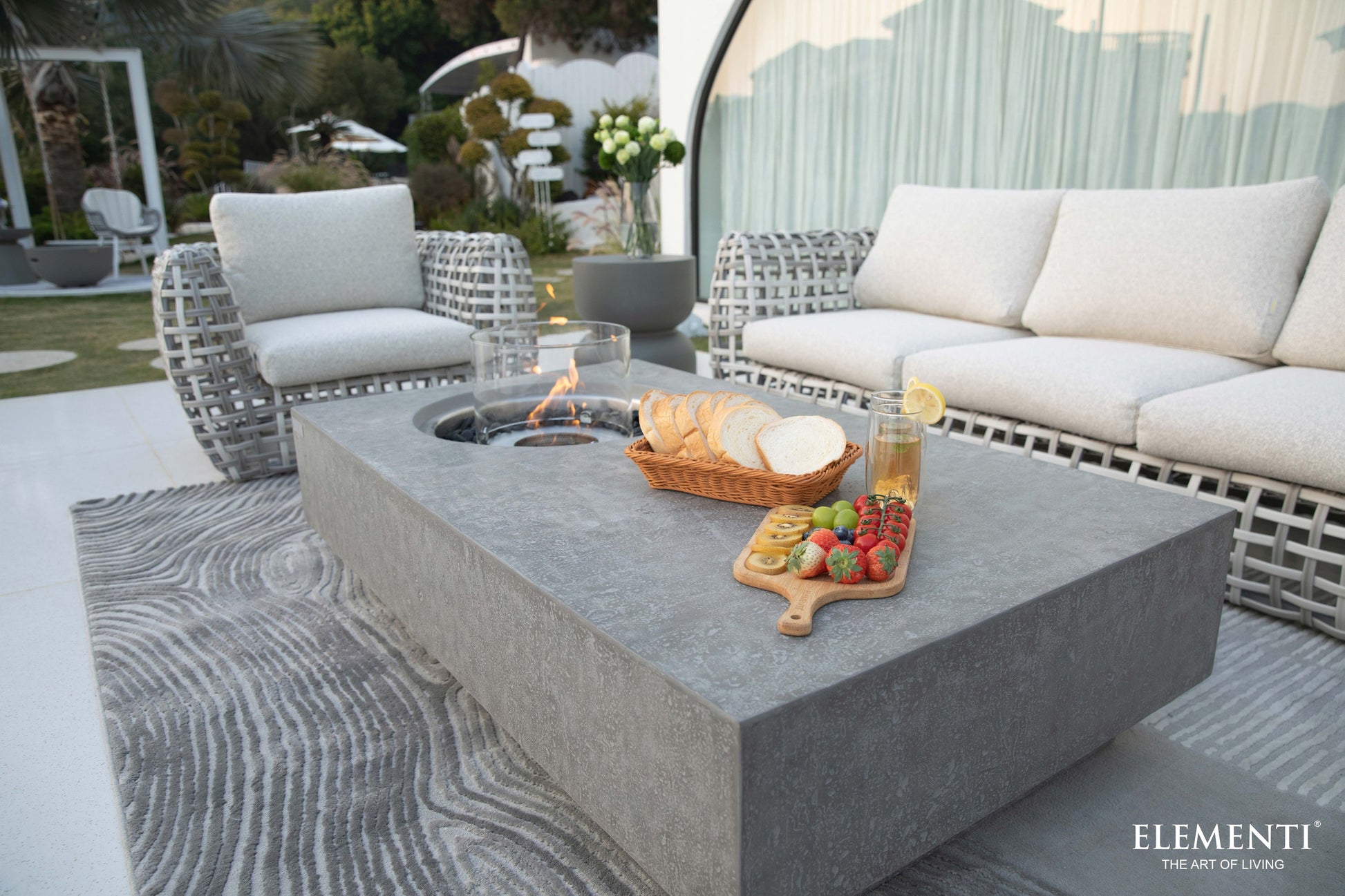 Elementi Metropolis Space Grey bio-ethanol vuurtafel in een buitenlounge
