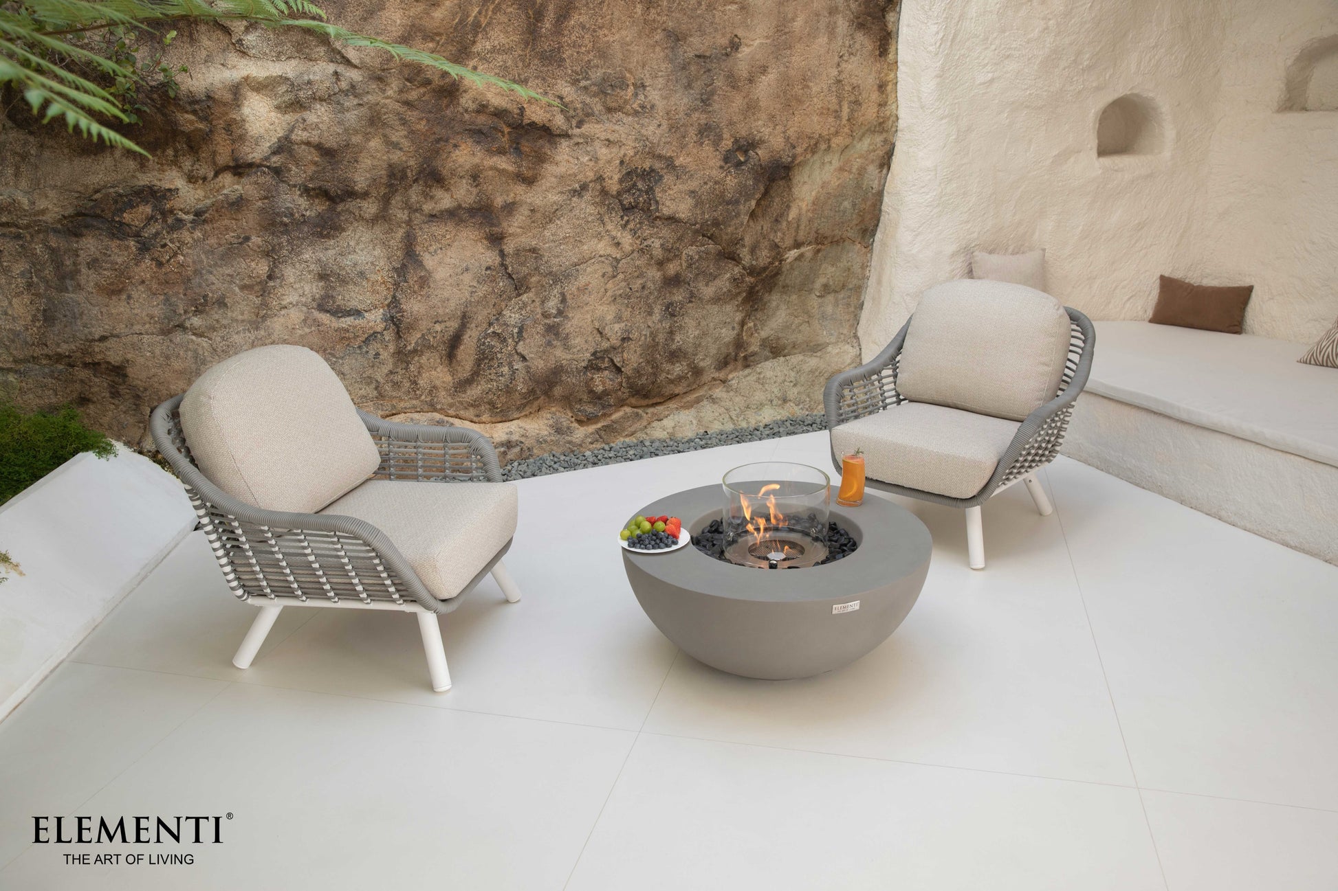 Elementi Roca ronde bio-ethanol vuurtafel in Space Grey in een lichte loungehoek