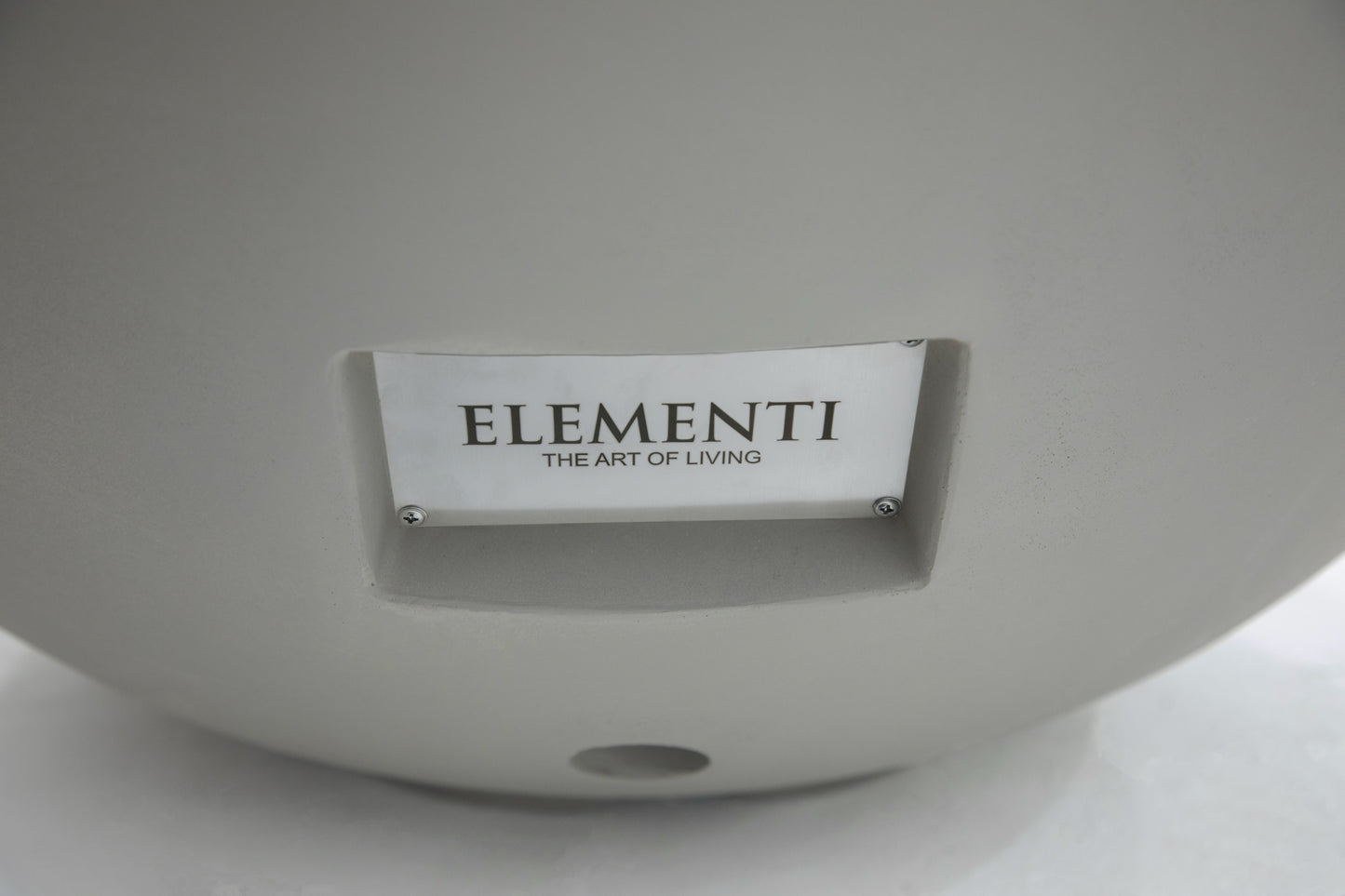 Detail van de Elementi merkplaat op de Roca GFRC betonlook