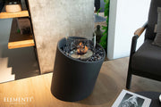 Elementi Torre Medium Slate Black bio-ethanol haard in een moderne zithoek