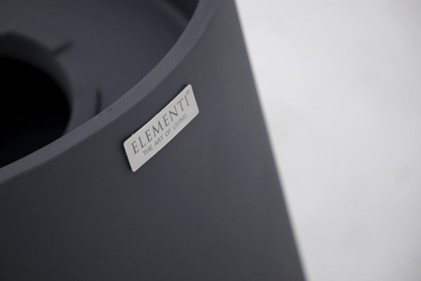 Elementi merkdetail op de Slate Black Torre Medium ethanolhaard