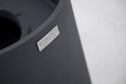 Elementi merkdetail op de Slate Black Torre Medium ethanolhaard