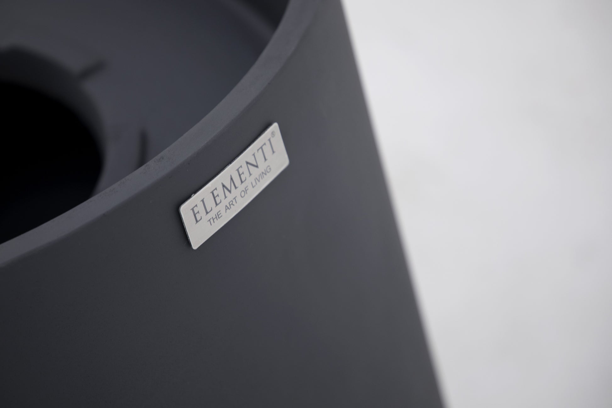 Elementi merkdetail op de Slate Black Torre Medium ethanolhaard