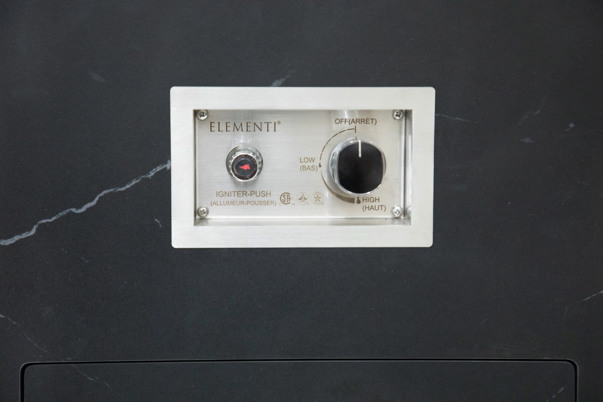 Elementi Yukon Bulgaria Black – bedieningspaneel detail