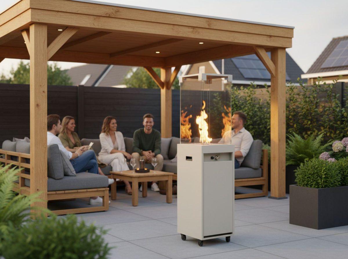 Planika Faro design terrasverwarmer zijdegrijs op gas in tuin – Chique Buiten Leven