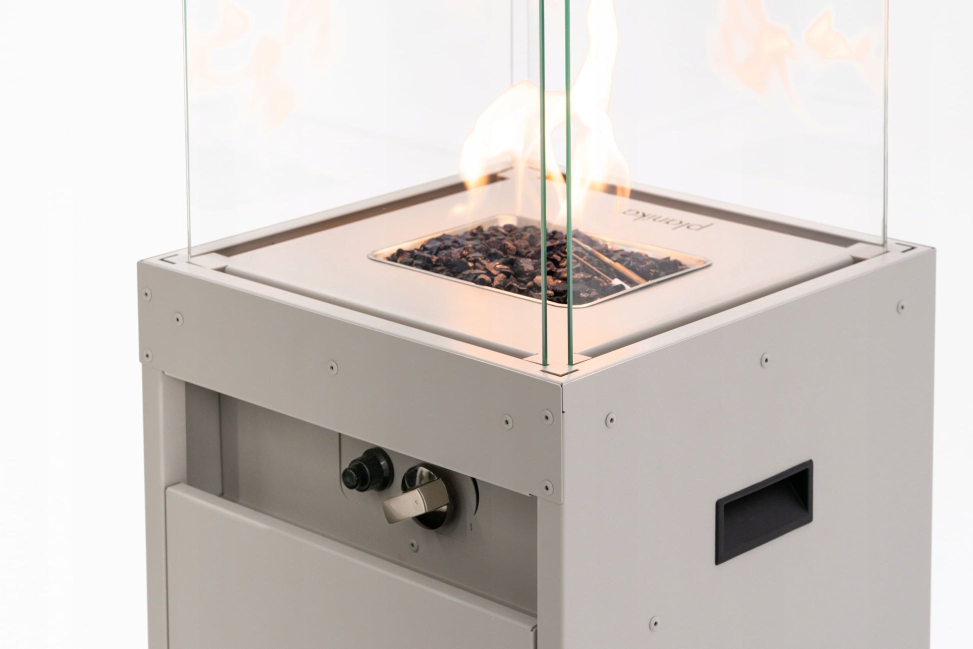 Detailopname van de Faro Tuinhaard zijdegrijs van Planika, moderne terrasverwarmer op gas voor buitenruimtes