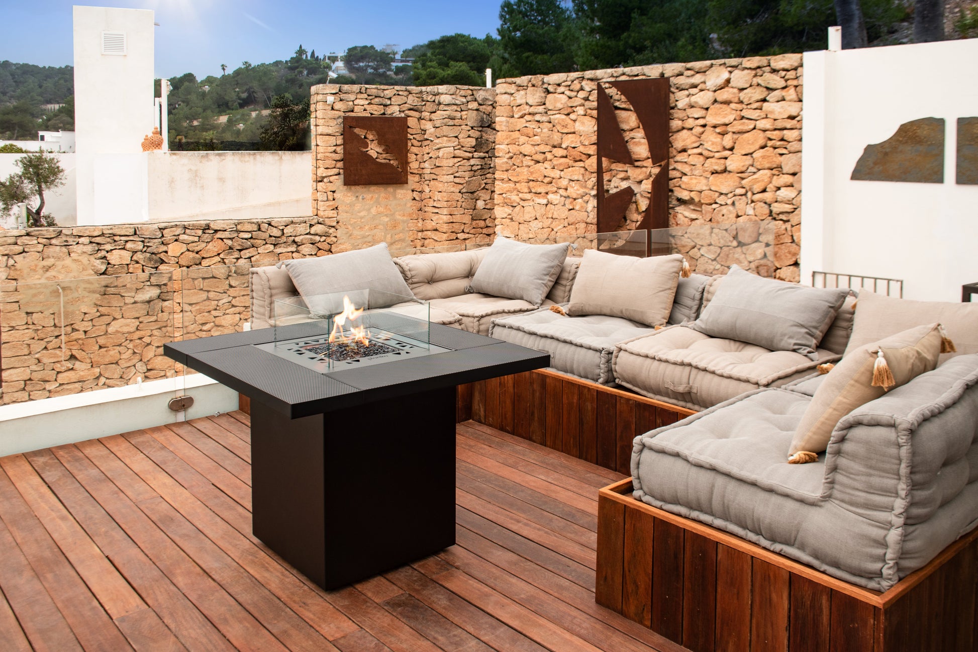 Square Gas Vuurtafel van Planika op een terras, met modern design en sfeervol gasvuur voor gezellige avonden buiten