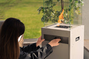 Buiten gashaard Faro Tuinhaard in zijdegrijs van Planika, stijlvolle terrasverwarmer op gas voor tuin en terras