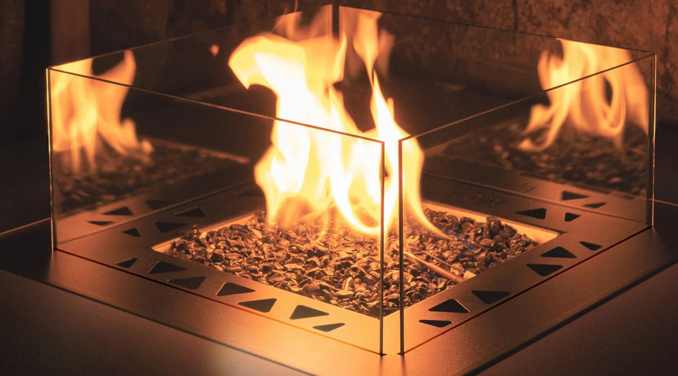 Close-up van het vuur van de vierkante gas vuurtafel voor buiten – Planika – Chique Buiten Leven