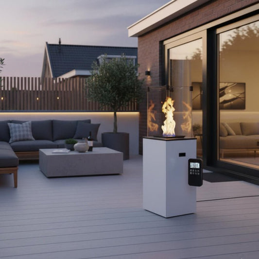 Moderne witte automatische gashaard (8,2 kW) op een Nederlands terras met potlavendel en een bakstenen achtergrond.