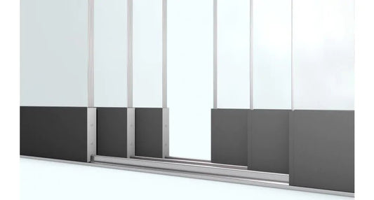 Glasschuifsysteem Comfort Plus R6 (3 - spoor 82 cm) Breedte tot 484 cm Hoogte 200/230 cm - met middensluiting - Chique Buiten Leven - YARD Outdoor - Glazen Schuifwanden