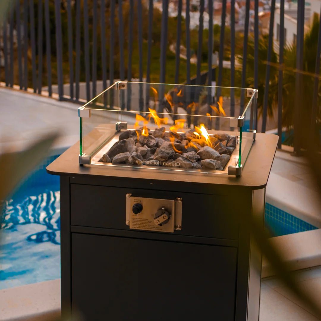 Stijlvolle buitenhaard met lavastenen en glazen bescherming