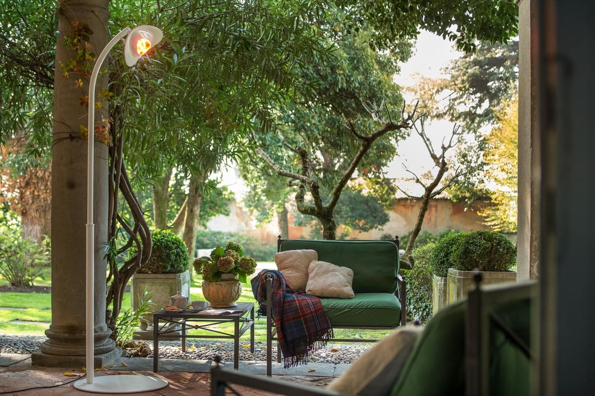 Staande infrarood terrasverwarmer HOTDOOR in wit – Italiaans design, geschikt voor buitengebruik