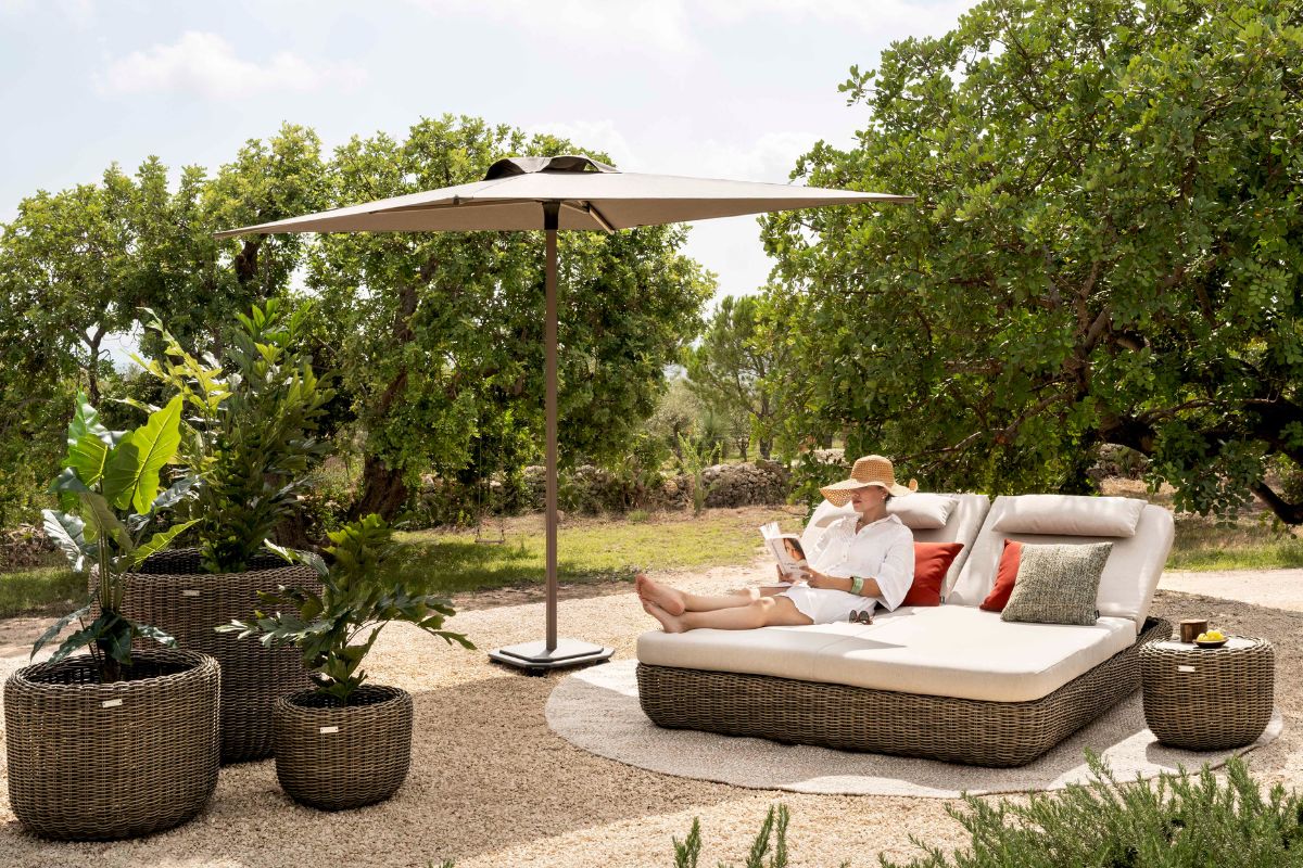 Outdoor parasol Jardinico 230x230 cm in parelwit, stijlvol geplaatst op een modern terras, ideaal voor schaduw en comfort buiten.