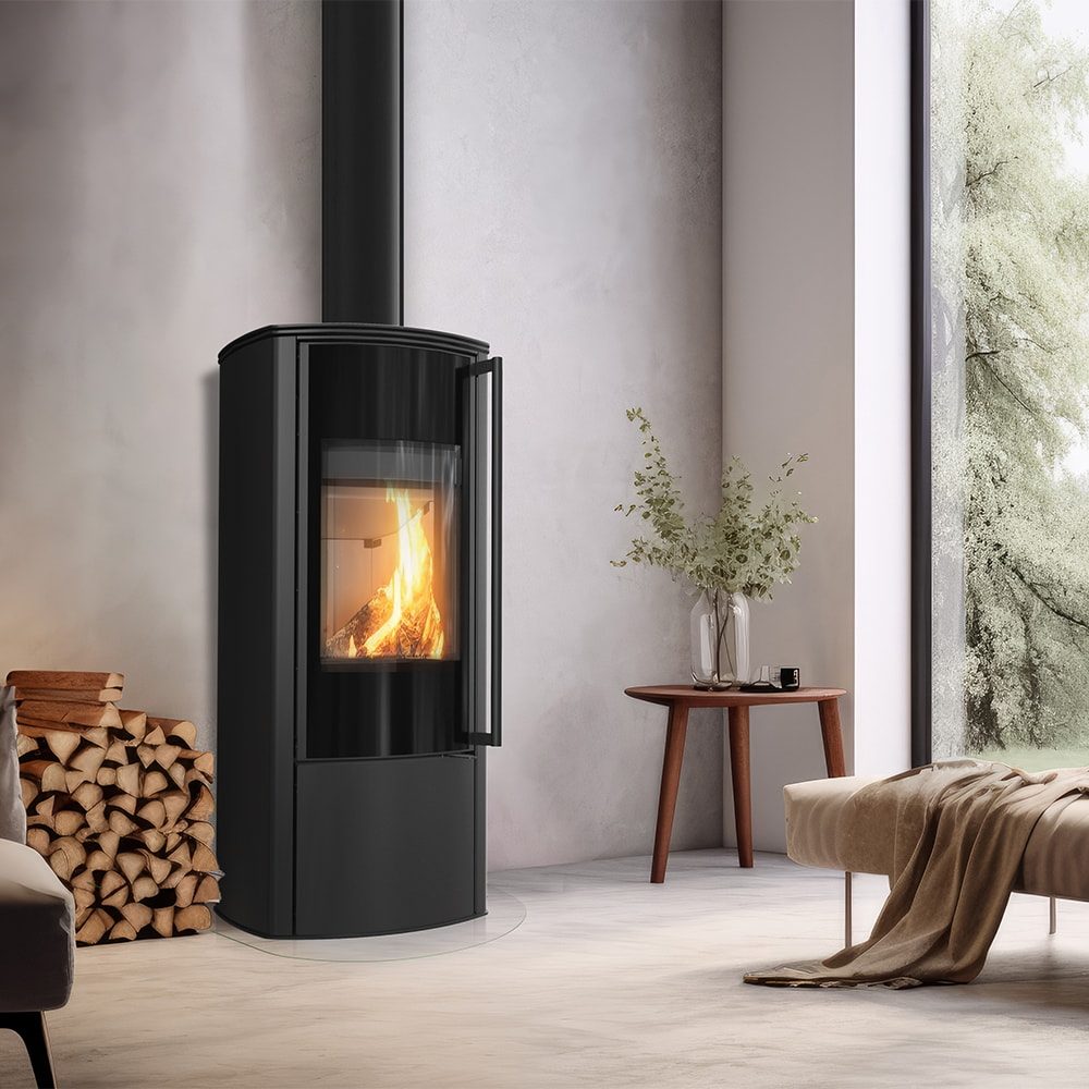 Kratki AB ENYO R houtkachel in een modern interieur